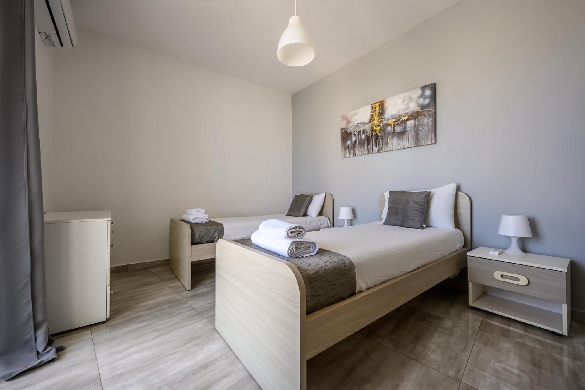 F11 Room 3, Private Room Two Single Beds Shared Bathroom In Shared Flat มซิดา ภายนอก รูปภาพ